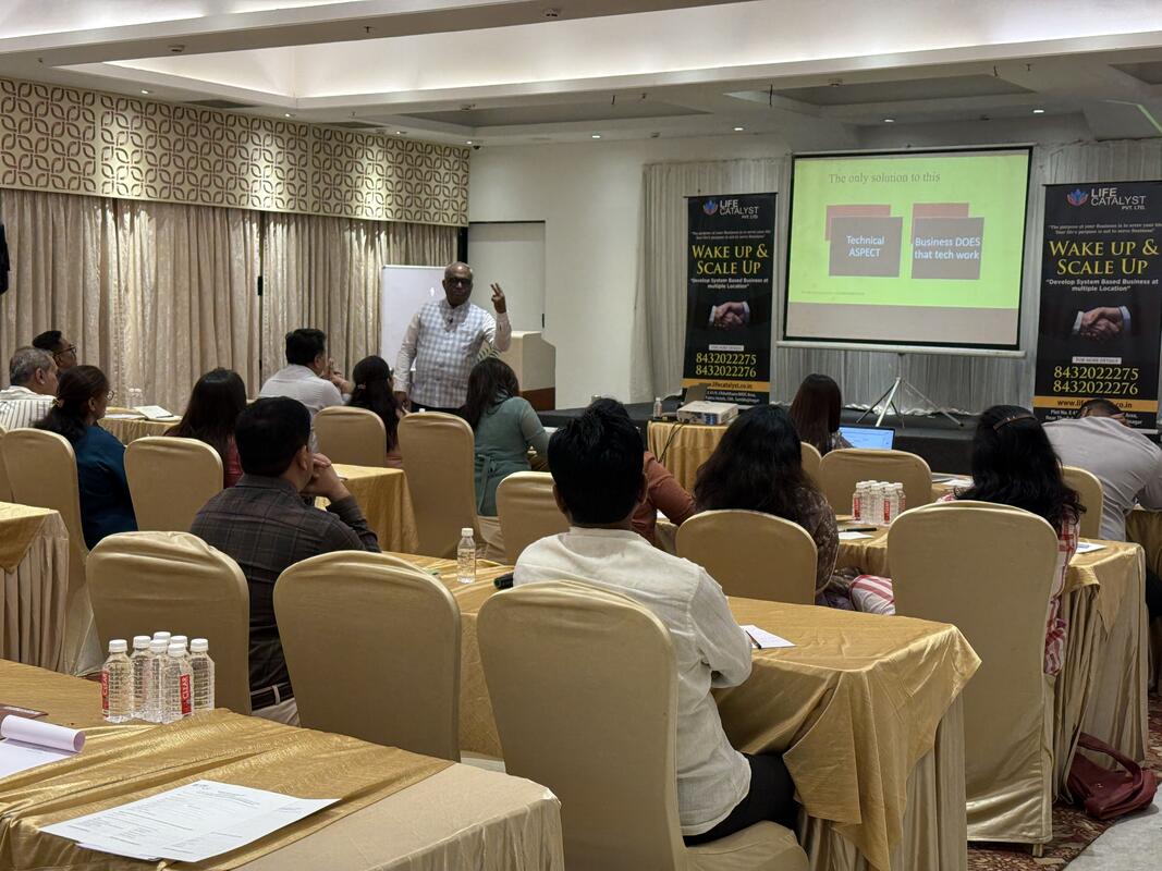 Mr. Atul Thakur presenting business strategy to entrepreneurs